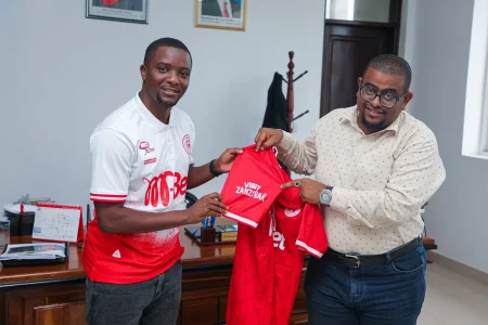 Ahmed Ally akimkabidhi jezi ya Simba Makamu wa Rais wa Zanzibar